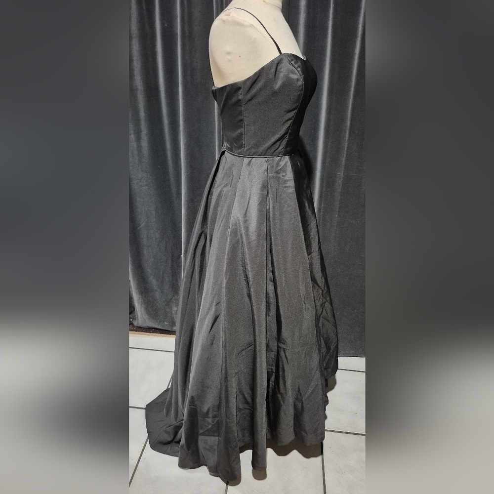 Elegant Black Evening Dress - Picture 2 of 7